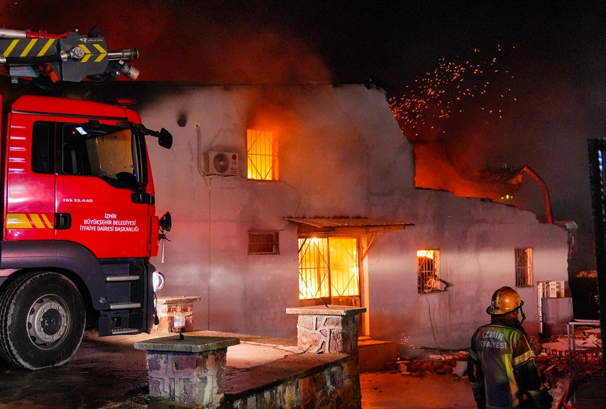 İzmir'in Bornova ilçesinde, Laka Mahallesi'nde bulunan tekstil fabrikasında henüz belirlenemeyen...