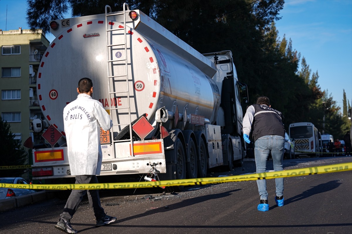 İzmir'in Buca ilçesinde okul servisinin park halindeki tıra çarpması sonucu 1 öğrenci hayatını...