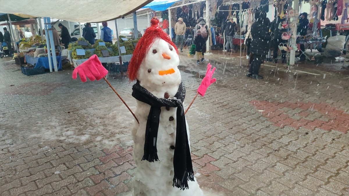 İzmir'in turizm merkezlerinden Ödemiş'in Bozdağ ve Gölcük mahallelerinde kar yağışı etkili...