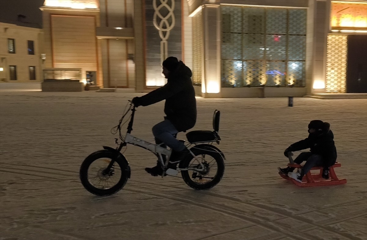 Kars'ta aralıklarla etkisini sürdüren ve çevreyi beyaza bürüyen kar, baba ile oğlu için eğlenceye...