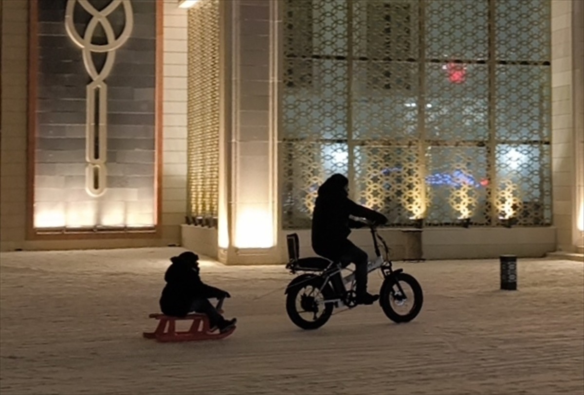 Kars'ta aralıklarla etkisini sürdüren ve çevreyi beyaza bürüyen kar, baba ile oğlu için eğlenceye...