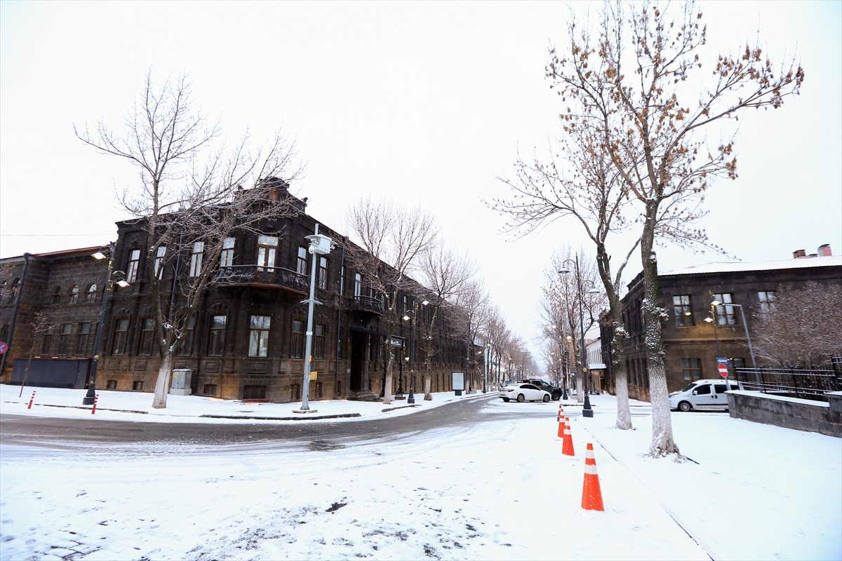 Kars'ta etkili olan kar yağışıyla kent merkezi beyaza büründü. 