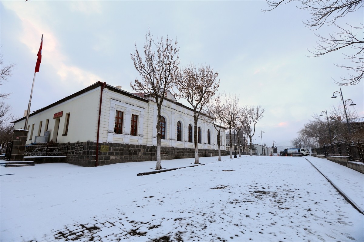 Kars'ta etkili olan kar yağışıyla kent merkezi beyaza büründü. 