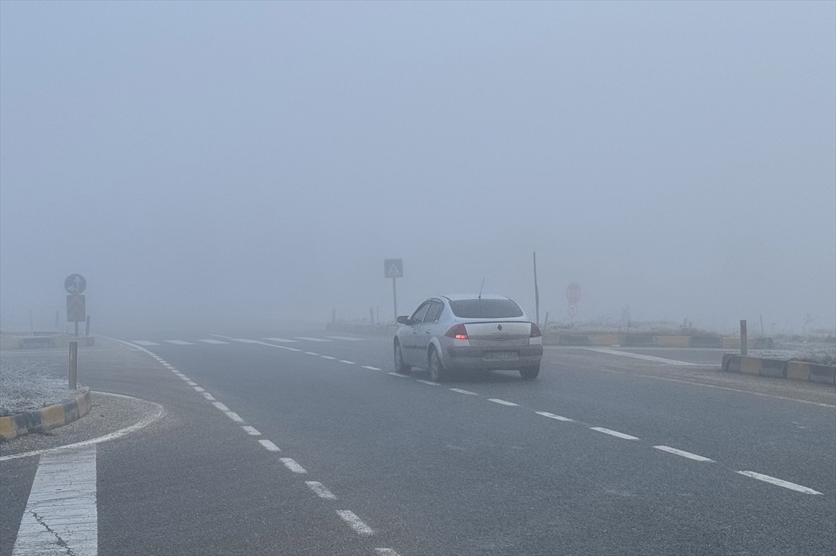 Kastamonu'da, D-765 kara yolunun Ilgaz Dağı kesimi ile İstanbul yolu mevkisinde sis etkili oldu. 