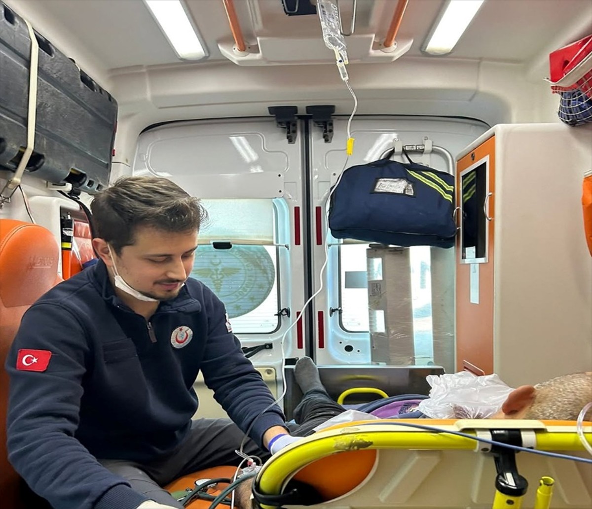 Kastamonu'nun Cide ilçesinde görevden dönen 112 Acil Sağlık ekibi, kalp krizi geçirdiği için yolda...