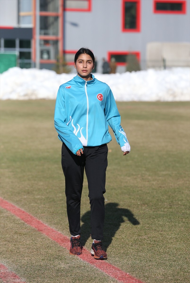 Kayseri'de antrenmana katılan arkadaşına eşlik etmek için gittiği pistte atletizme başlayan görme...