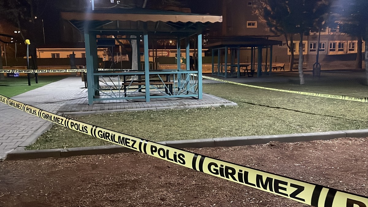 Kayseri'de, parkta çay içen arkadaşlar arasında çıkan bıçaklı kavgada ağır yaralanan kişi...