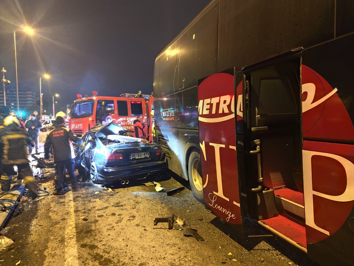 Kayseri'nin Kocasinan ilçesinde 2 yolcu otobüsü ile 1 otomobilin karıştığı trafik kazasında 2 kişi...