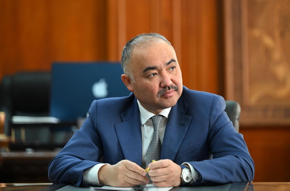 Kırgızistan Meclis Başkanı Nurlanbek Şakiyev (fotoğrafta), Devlet Sekreteri Suyunbek Kasmambetov...