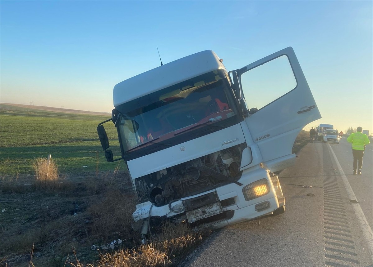 Kırklareli'nin Babaeski ilçesinde tır ile otomobilin çarpışması sonucu 1 kişi hayatını kaybetti....