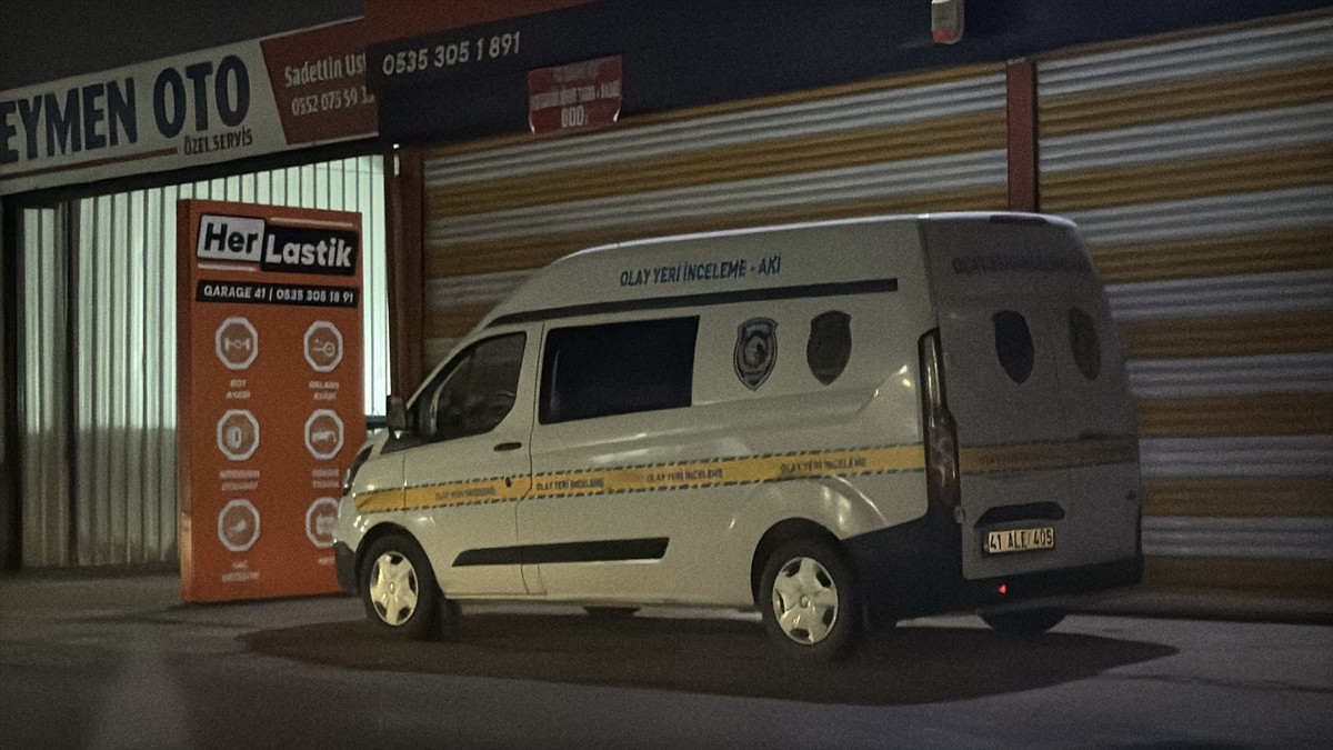 Kocaeli'nin İzmit ilçesinde yüksekten düşen işçi ağır yaralandı. Polis ekipleri bölgede çalışma...