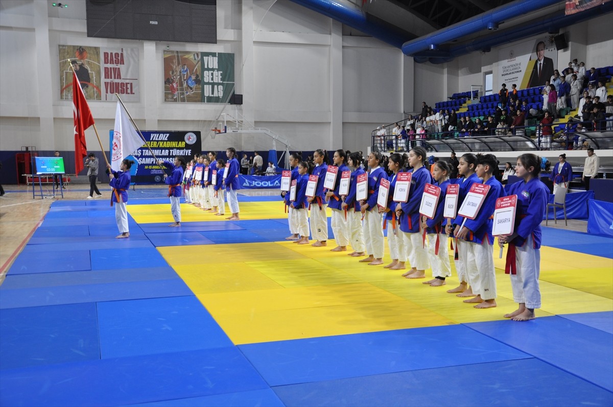 Kütahya'da düzenlenen Yıldızlar Takımlar Türkiye Kuraş Şampiyonası başladı. Kütahya Yeni Spor...