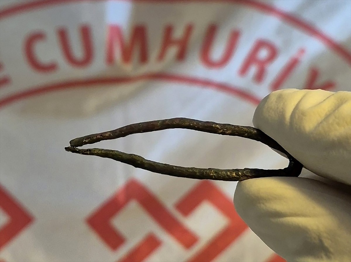 Kütahya'nın Tavşanlı ilçesinde devam eden arkeolojik kazıda, 3 bin 200 yıl öncesine ait tunçtan...