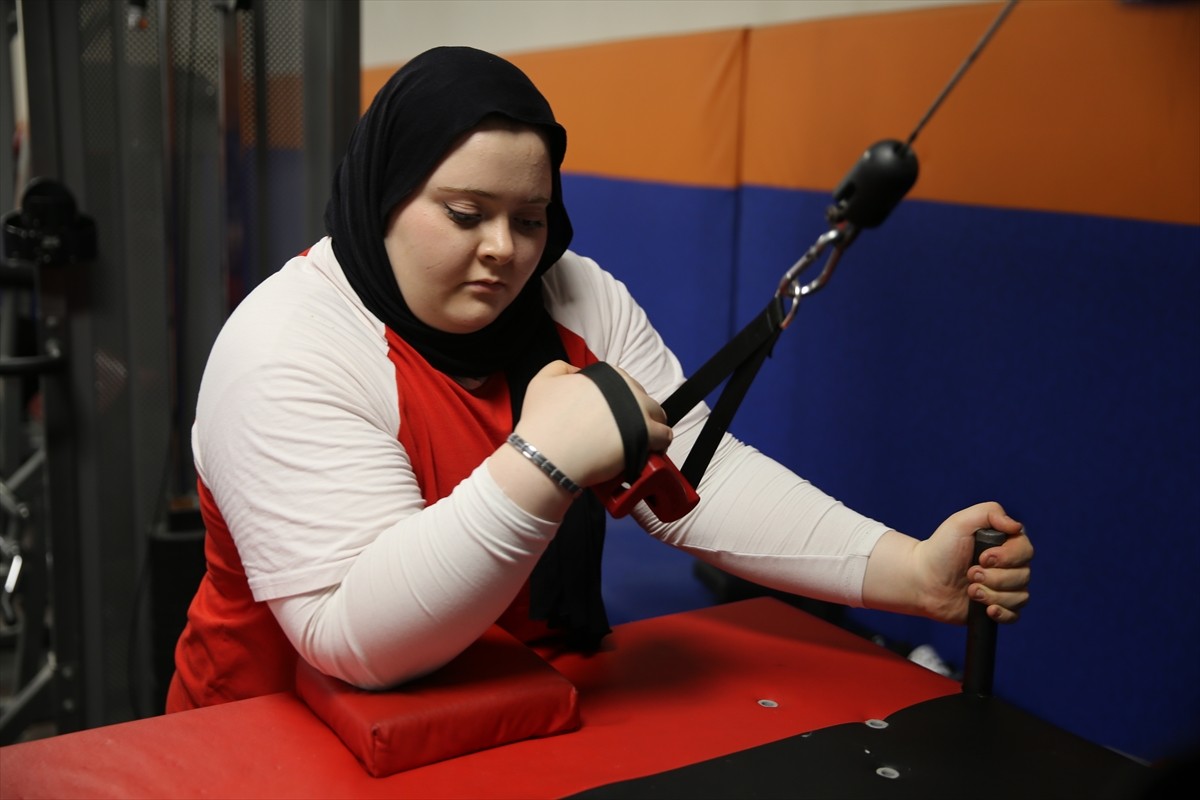 Kuzeniyle tutuştuğu bilek güreşini kazanarak başladığı sporda gençlerde 2 Türkiye, 1 Avrupa...