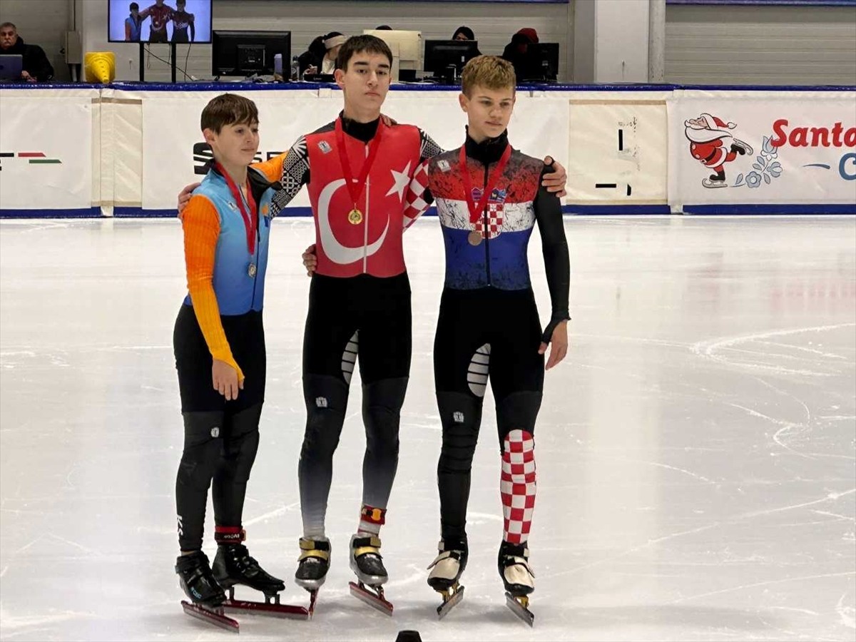 Macaristan'ın başkenti Budapeşte'de düzenlenen Kısa Kulvar Sürat Pateni (Short track) Santa Claus...