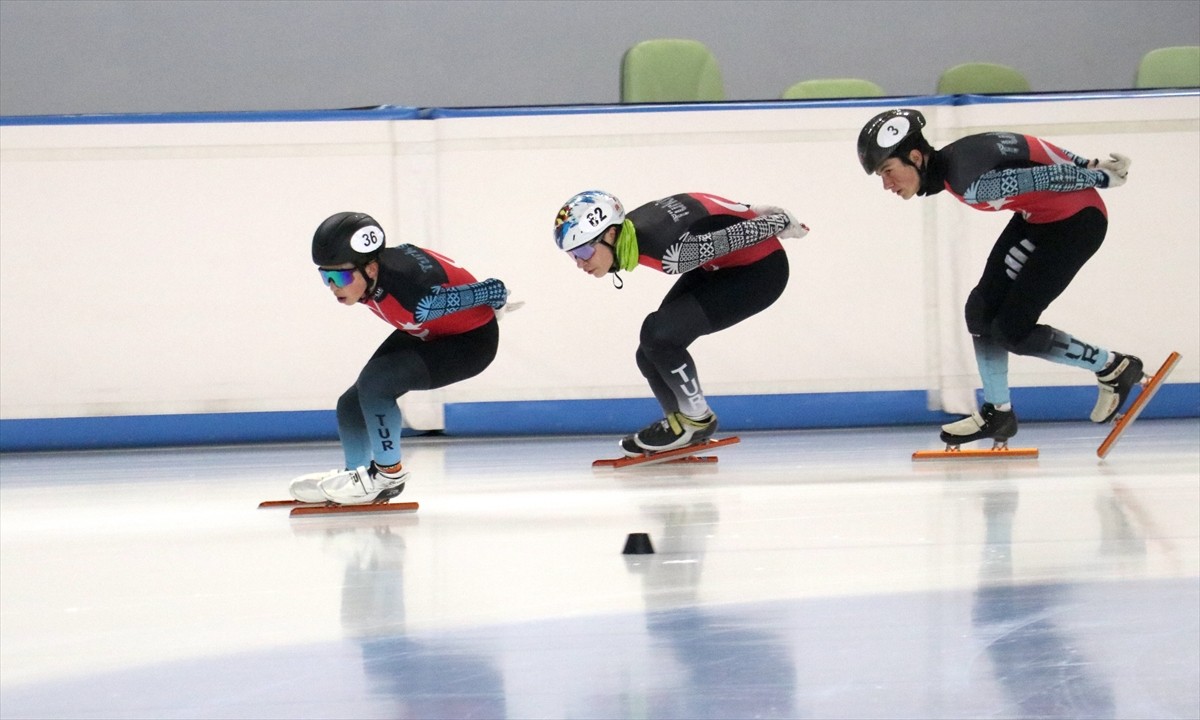 Macaristan'ın başkenti Budapeşte'de düzenlenen Kısa Kulvar Sürat Pateni (Short track) Santa Claus...