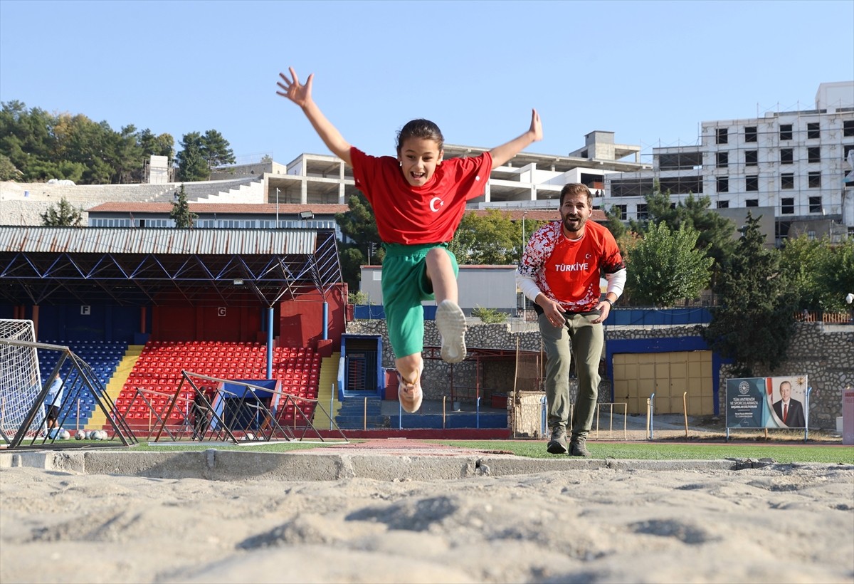 Mardin'de atletizme başlamasının ardından 3 ay içinde Türkiye şampiyonluğuna ulaşan 9 yaşındaki...