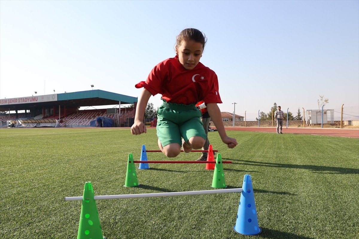 Mardin'de atletizme başlamasının ardından 3 ay içinde Türkiye şampiyonluğuna ulaşan 9 yaşındaki...