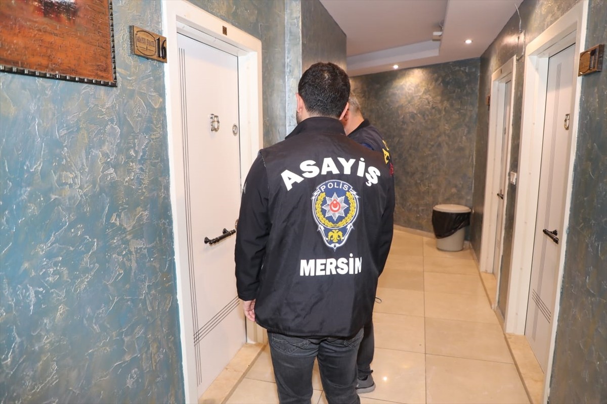 Mersin'de konaklama tesislerine yönelik denetimlerde, müşterilerinin kimlik bildirimini yapmadığı...