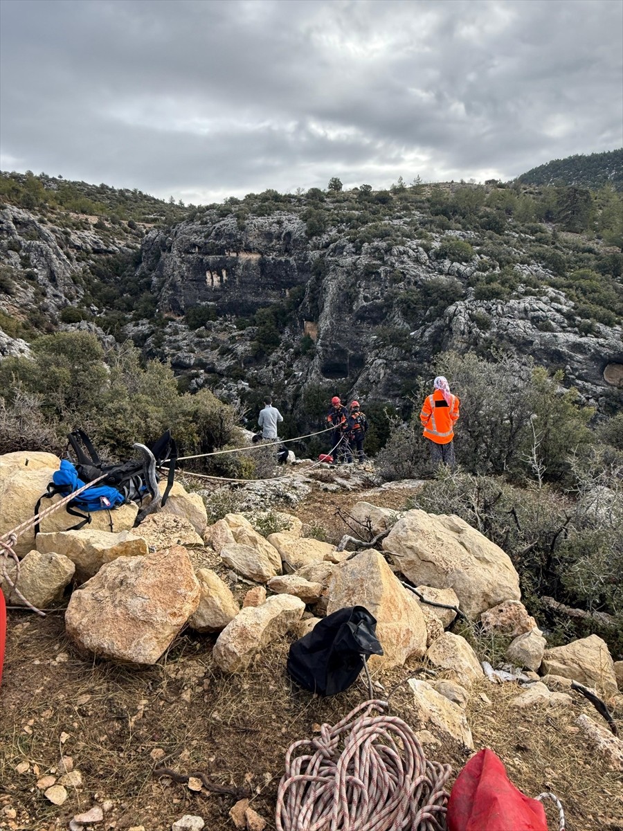 Mersin'in Silifke ilçesinde uçurumda 6 gün mahsur kalan keçi itfaiye ekiplerince kurtarıldı.