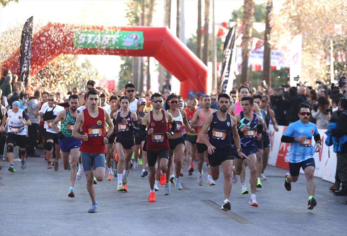 Mersin Büyükşehir Belediyesince organize edilen 6. Uluslararası Mersin Maratonu başladı. Dünya...