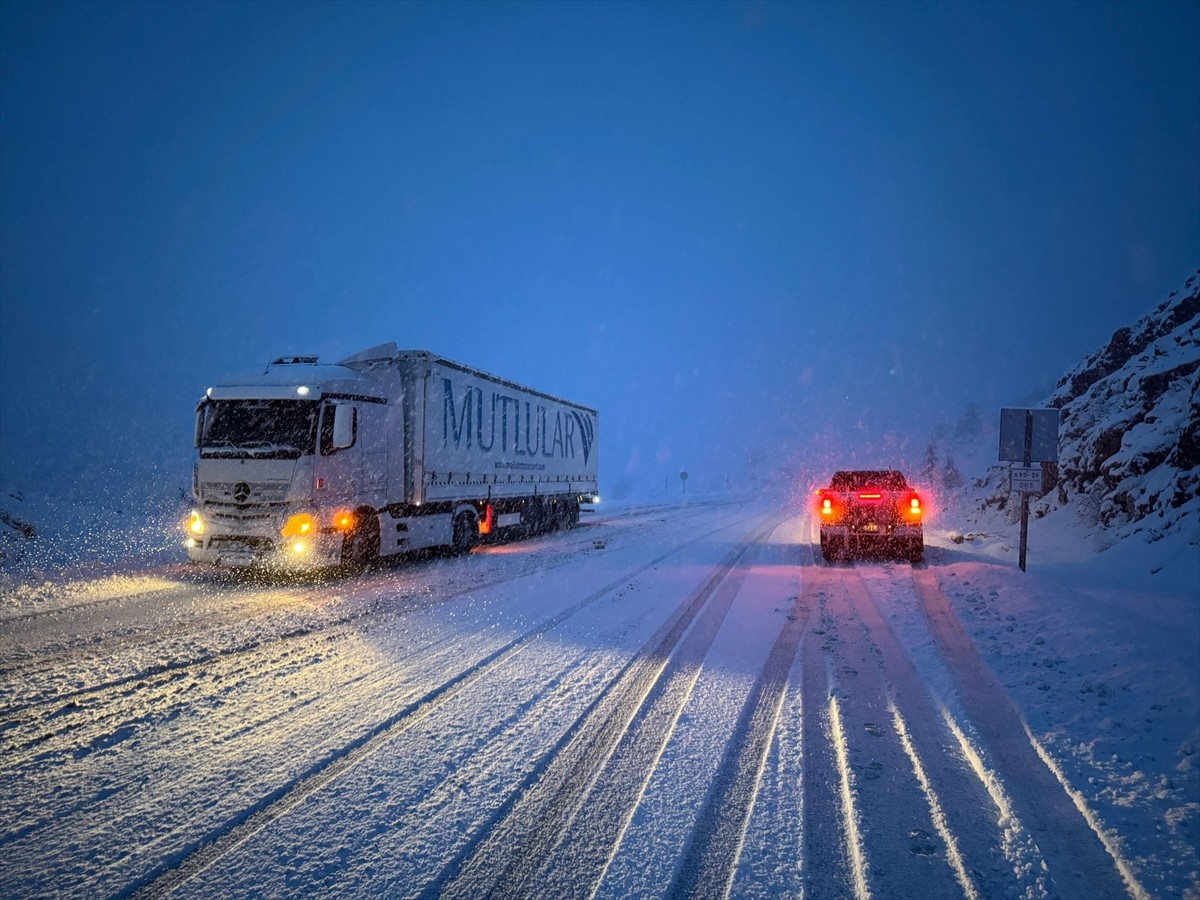 Meteoroloji Genel Müdürlüğünün "Turuncu" kod uyarısında bulunduğu Antalya'nın yüksek kesimlerde...