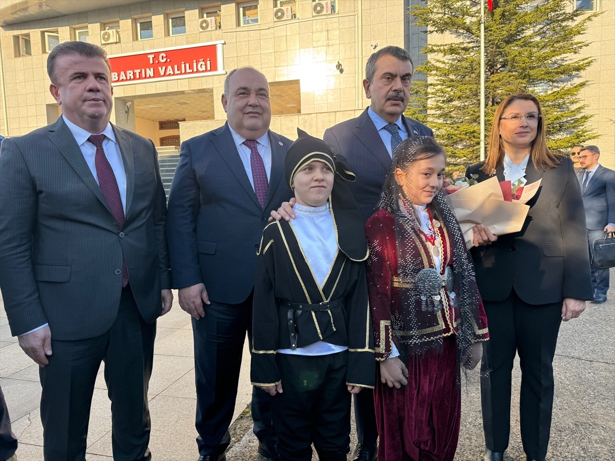 Milli Eğitim Bakanı Yusuf Tekin, temaslarda bulunmak üzere kente geldiği Bartın'da Valiliği...