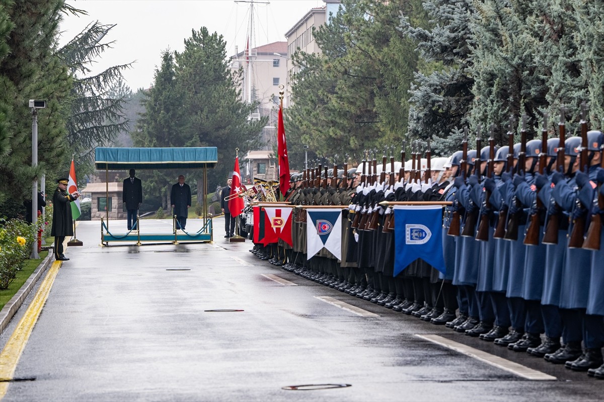 Milli Savunma Bakanı Yaşar Güler (sağda), Nijer Savunma Bakanı Korgeneral Salifou Mody (solda) ile...