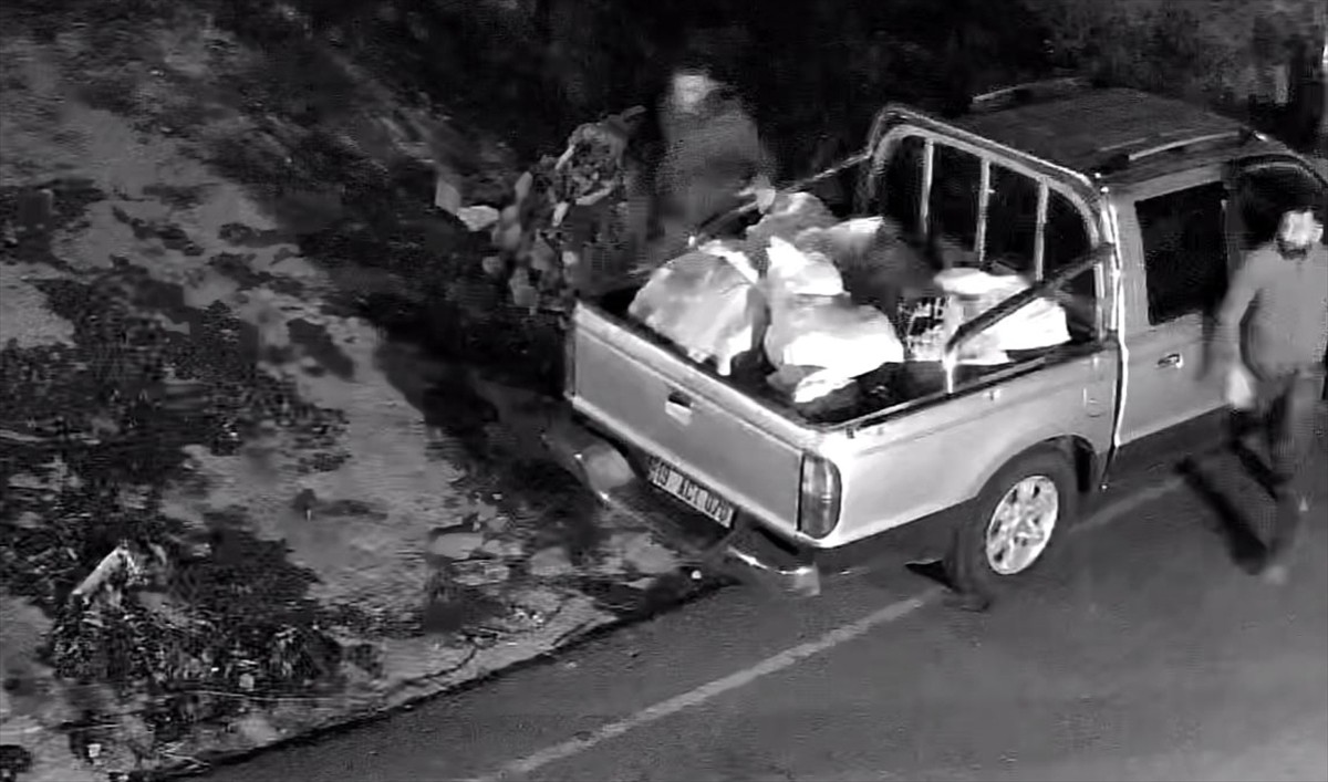 Muğla'nın Bodrum ilçesinde çevreyi kirlettiği kamerayla tespit edilenlere 957 bin 476 lira ceza...