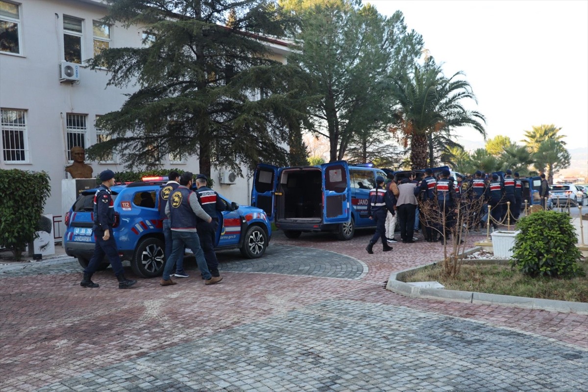 Muğla merkezli 4 ilde hırsızlık olaylarıyla ilgili gerçekleştirilen operasyonda gözaltına alınan...
