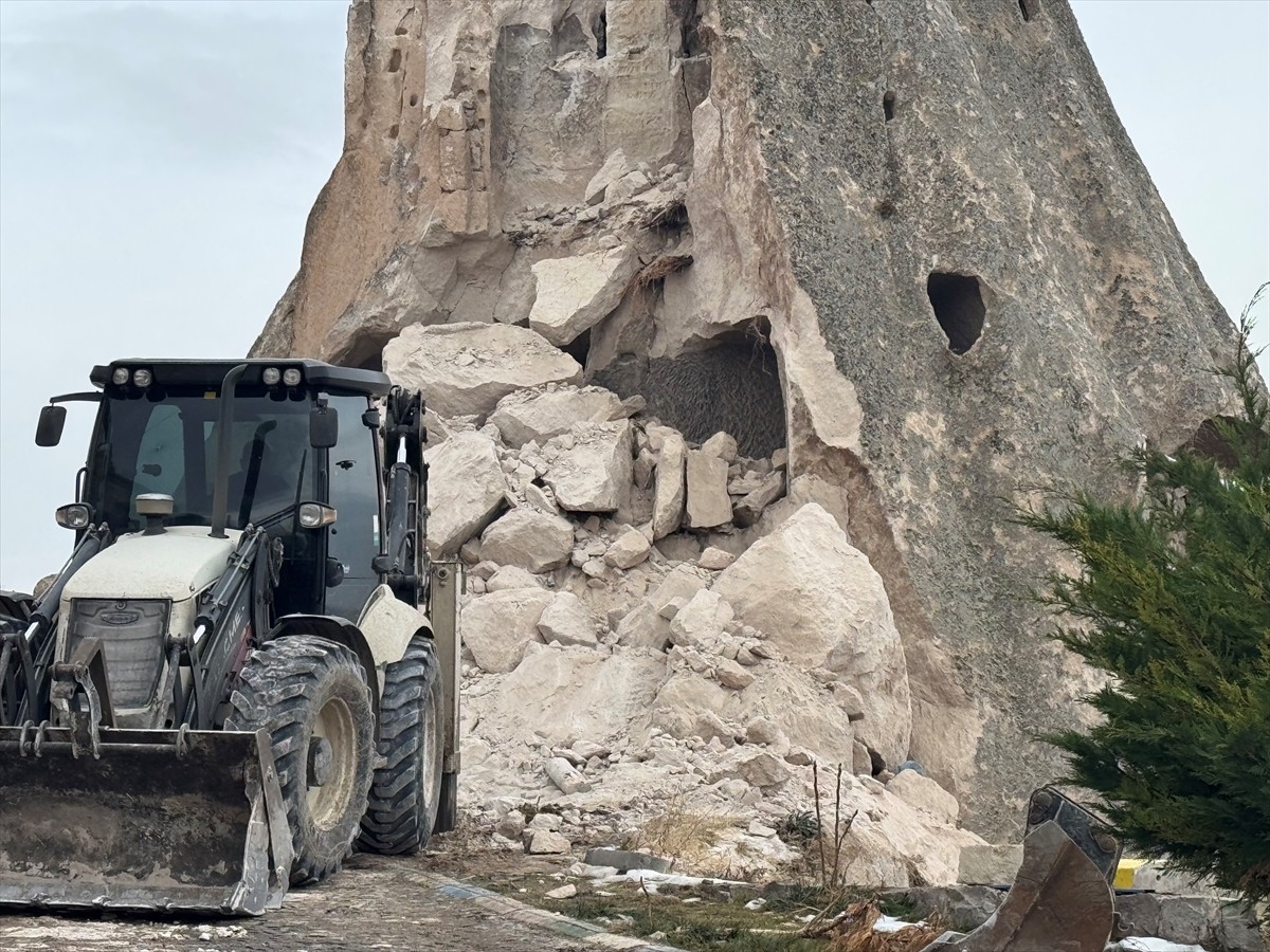Nevşehir'in Uçhisar beldesi Tekeli Mahallesi'ndeki bir peribacasında gece saatlerinde çökme...