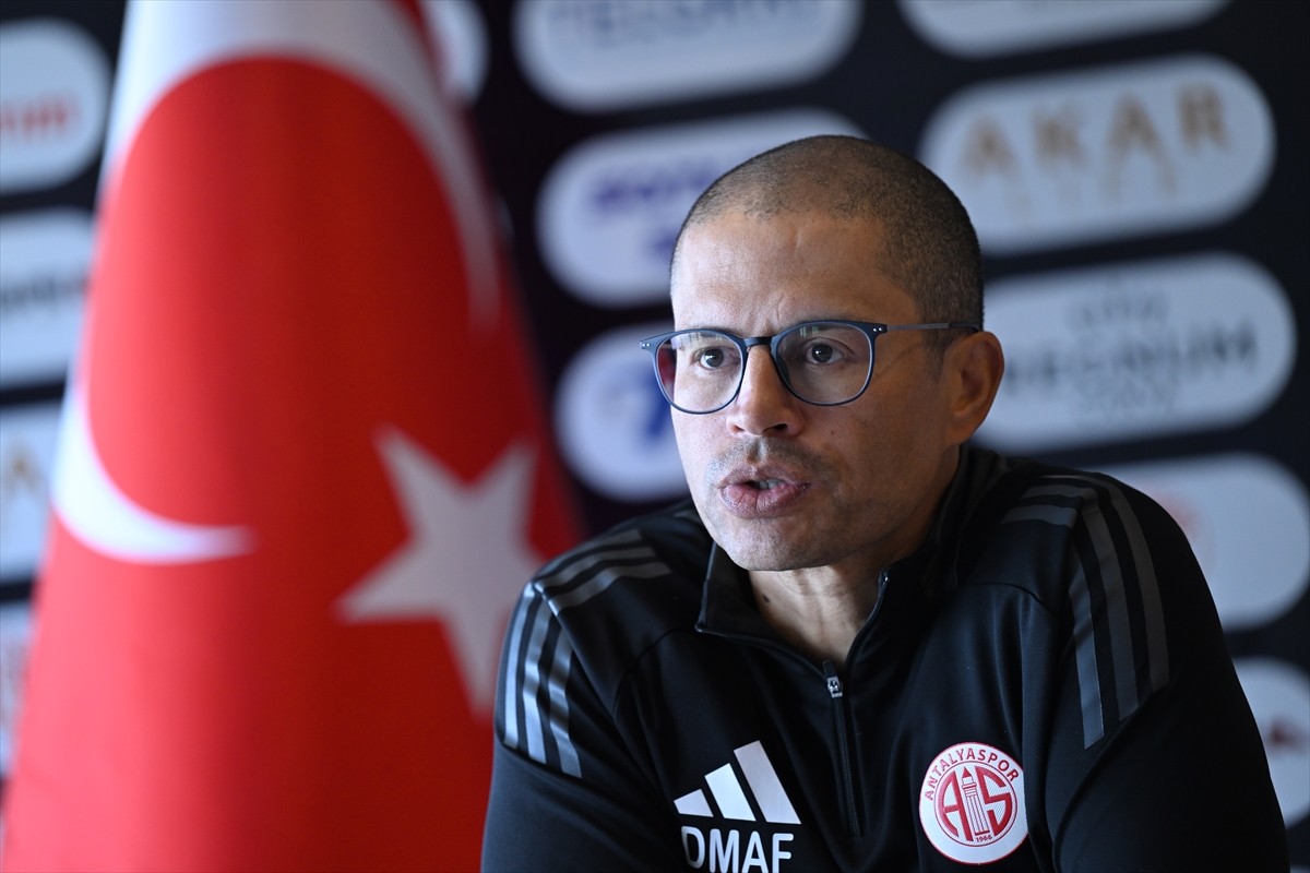 Onvo Antalyaspor Teknik Direktörü Alex de Souza, Atilla Vehbi Konuk Tesisleri'nde düzenlediği...