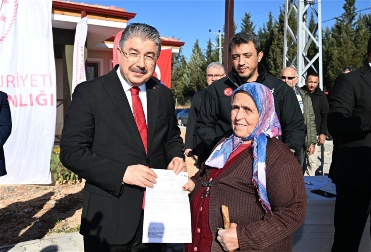 Osmaniye'de yapımı tamamlanan 20 köy evinin anahtarı, 6 Şubat 2023'teki depremlerden etkilenen hak...