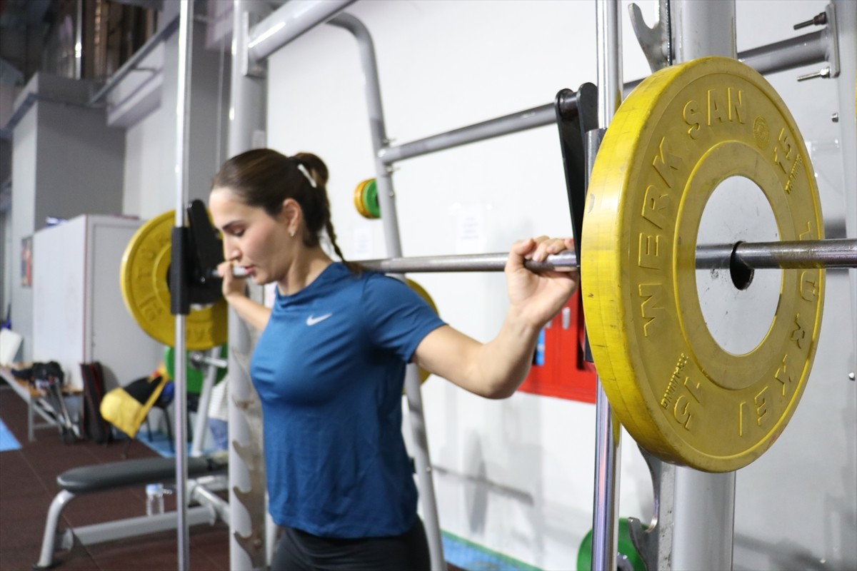 Paris 2024 Olimpiyat Oyunları'nda bronz madalya kazanan ve Dünya Güreş Birliğince (UWW) "yılın en...