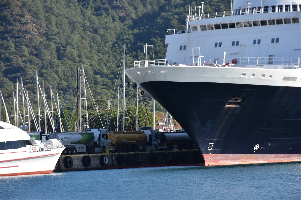 "Blue Sapphire" isimli kruvaziyer, yakıt ikmali için Muğla'nın Marmaris ilçesine geldi. Gemiye...