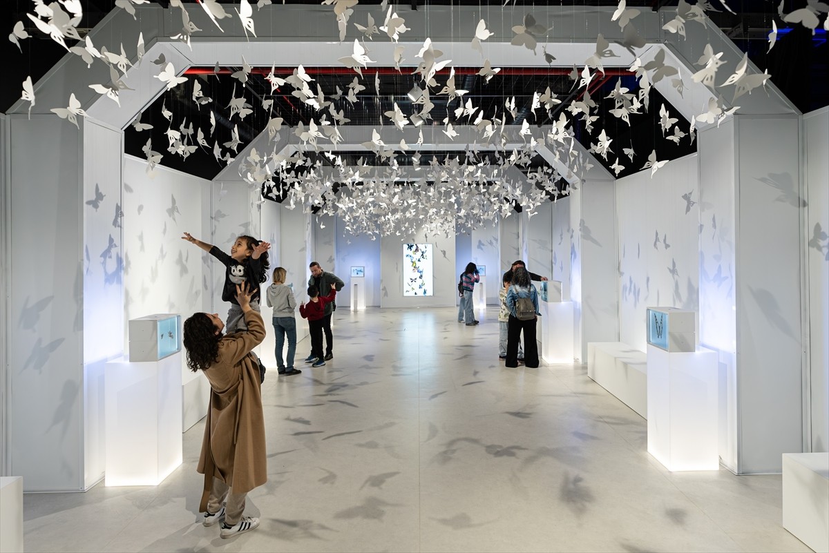 "Dünyanın en büyük holografik hayvanat bahçesi ve dijital deneyim merkezi" olarak ifade edilen...