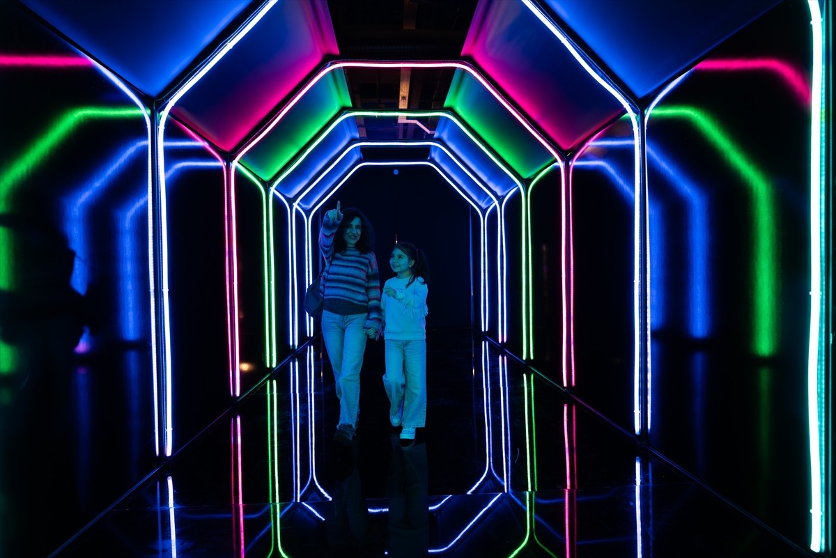 "Dünyanın en büyük holografik hayvanat bahçesi ve dijital deneyim merkezi" olarak ifade edilen...