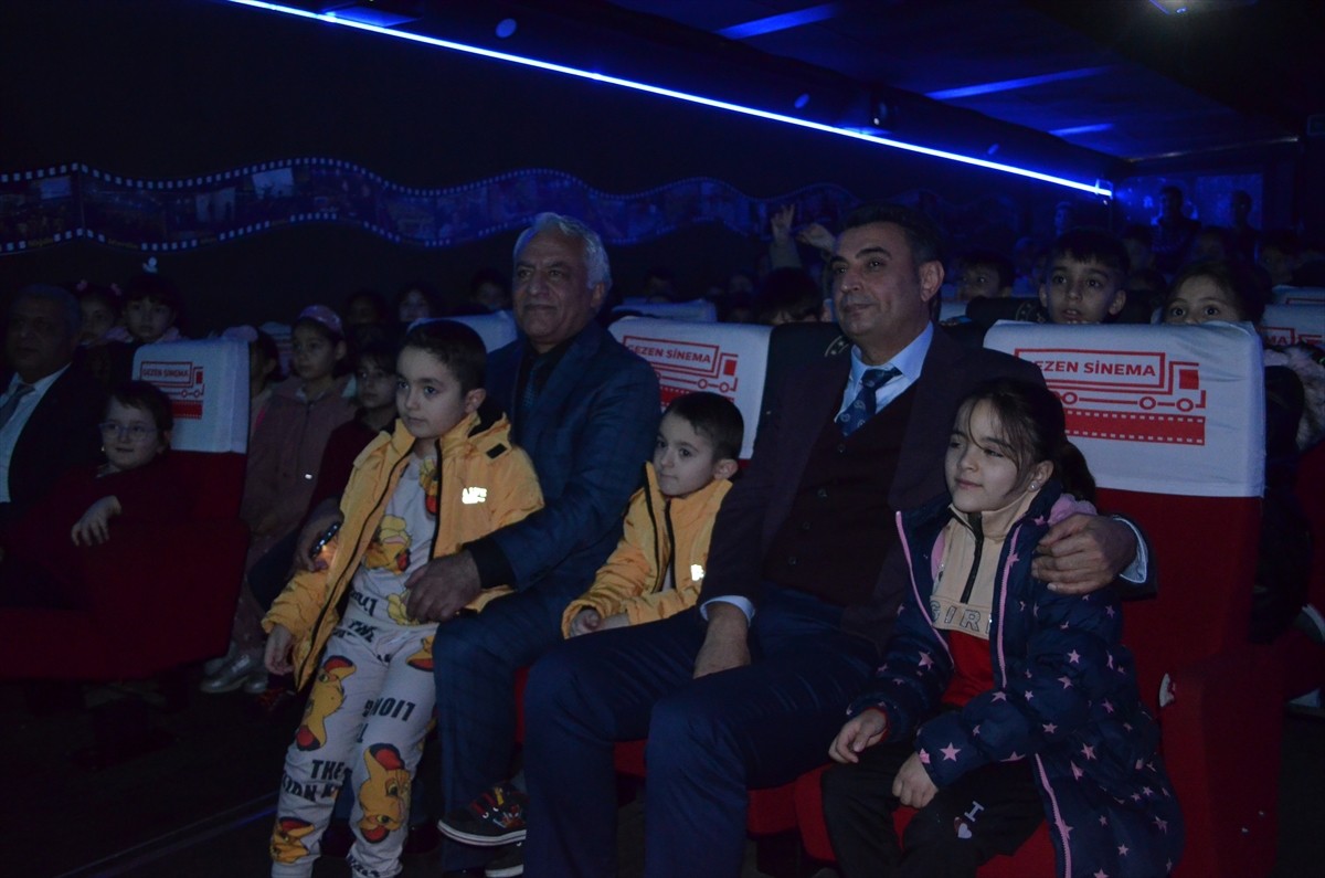 "Gezen sinema tırı", Kocaeli'nin Darıca ilçesinde çocuklara sinema keyfi yaşattı. Kültür ve Turizm...