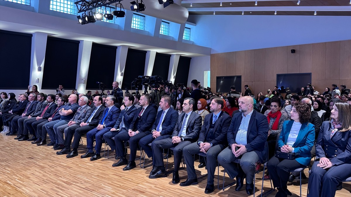 Radyo ve Televizyon Üst Kurulu (RTÜK) Başkanı Ebubekir Şahin (sağ 2), Konya'da Taş Bina Kültür ve...