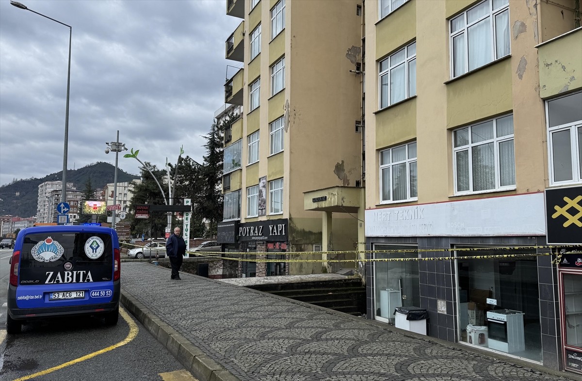 Rize'de şiddetli fırtınada sallandığı gerekçesiyle tahliye edilen apartmanın sakinleri, polis...