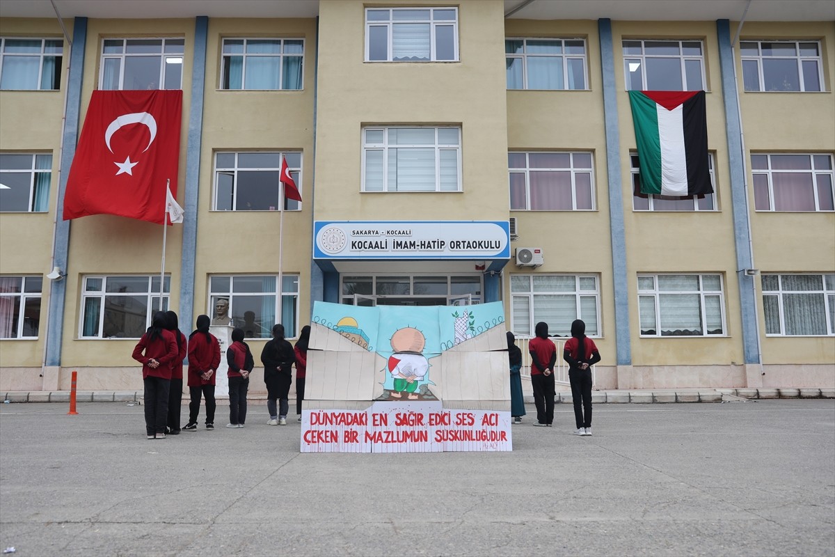  Sakarya'nın Kocaali ilçesinde ortaokul öğrencileri, İsrail'in Gazze'ye yönelik saldırılarına...
