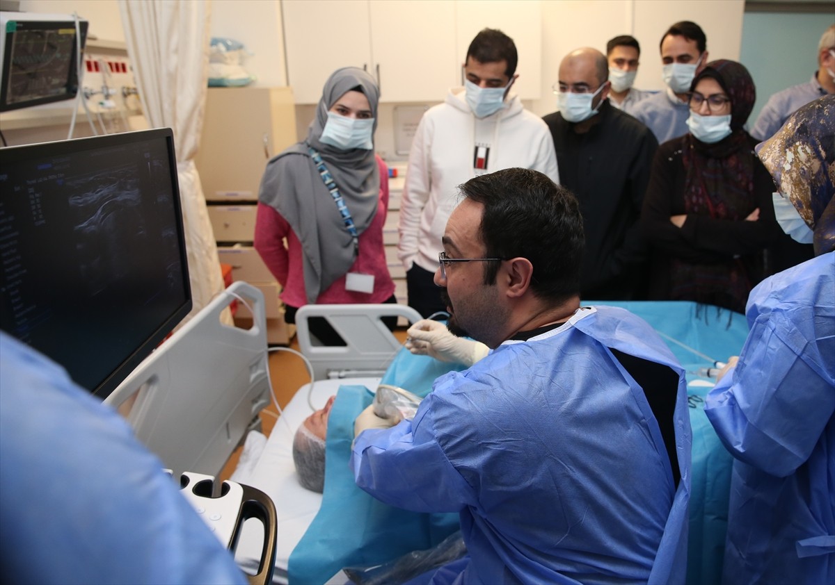 Sakarya Eğitim ve Araştırma Hastanesi'nde (SEAH) Irak ve Suudi Arabistan'dan gelen 4 hekime...