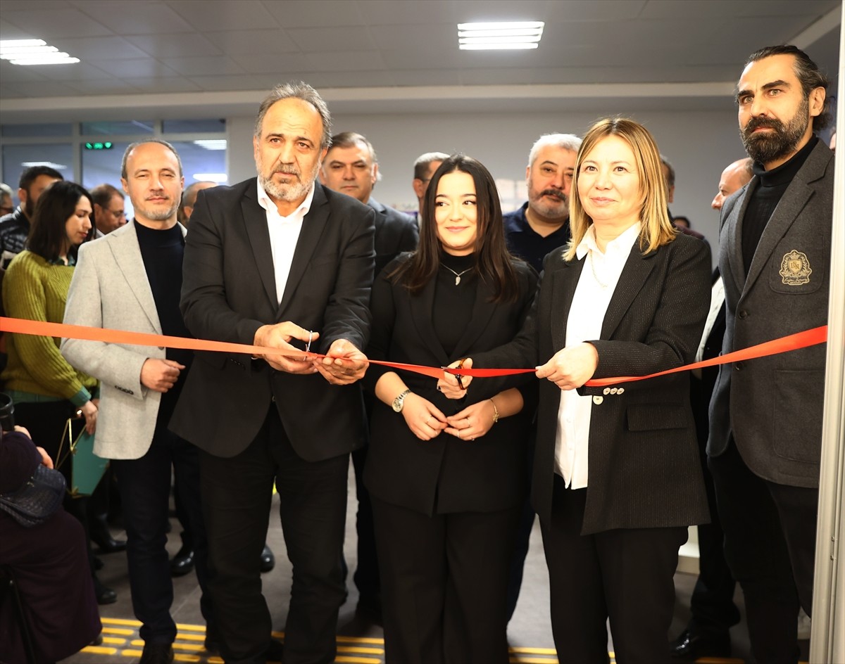 Samsun'da "Geleneksel kenevir dokumacılığının resim sanatı ile buluşması" temalı kişisel resim...