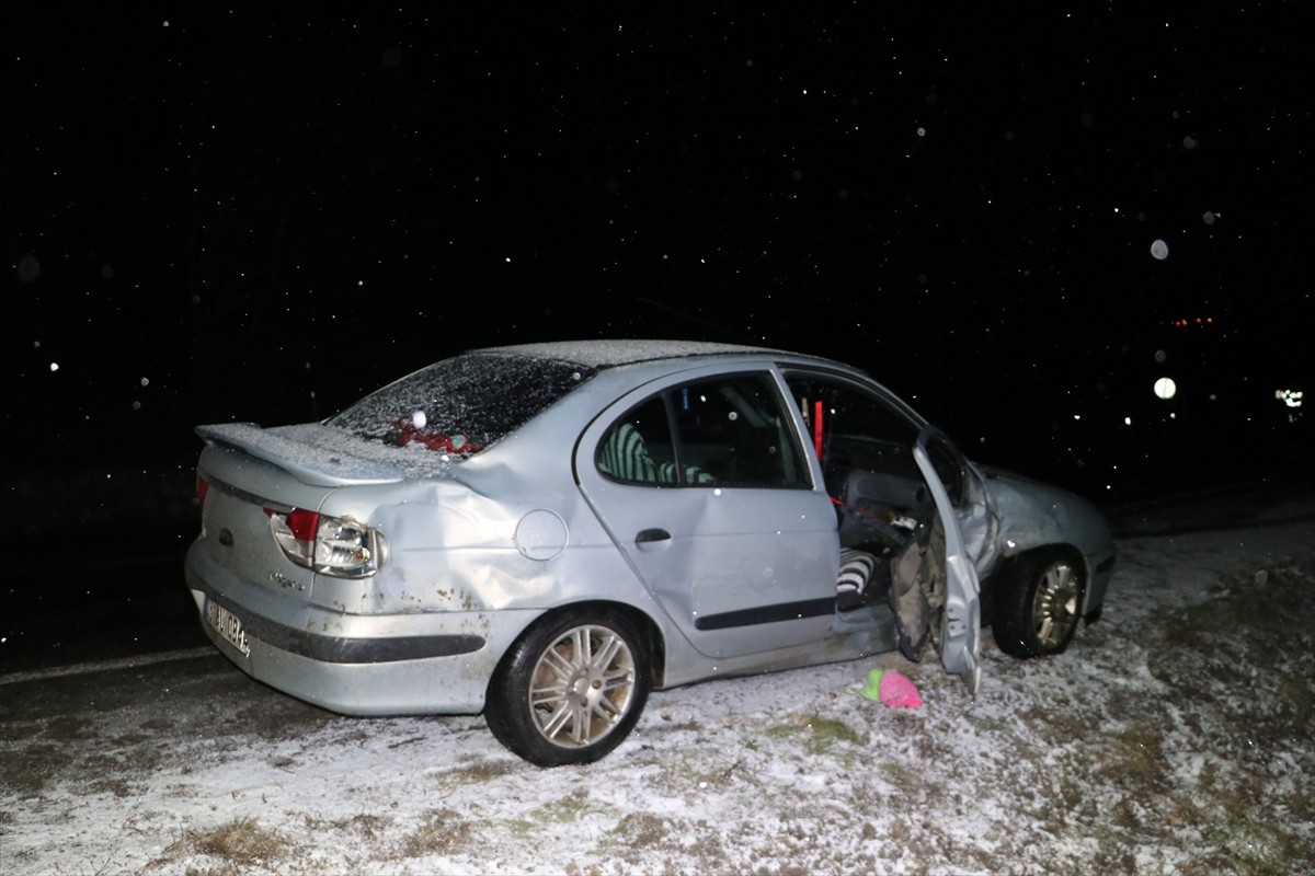Samsun'un Havza ilçesinde iki otomobilin çarpışması sonucu biri ağır 4 kişi yaralandı.