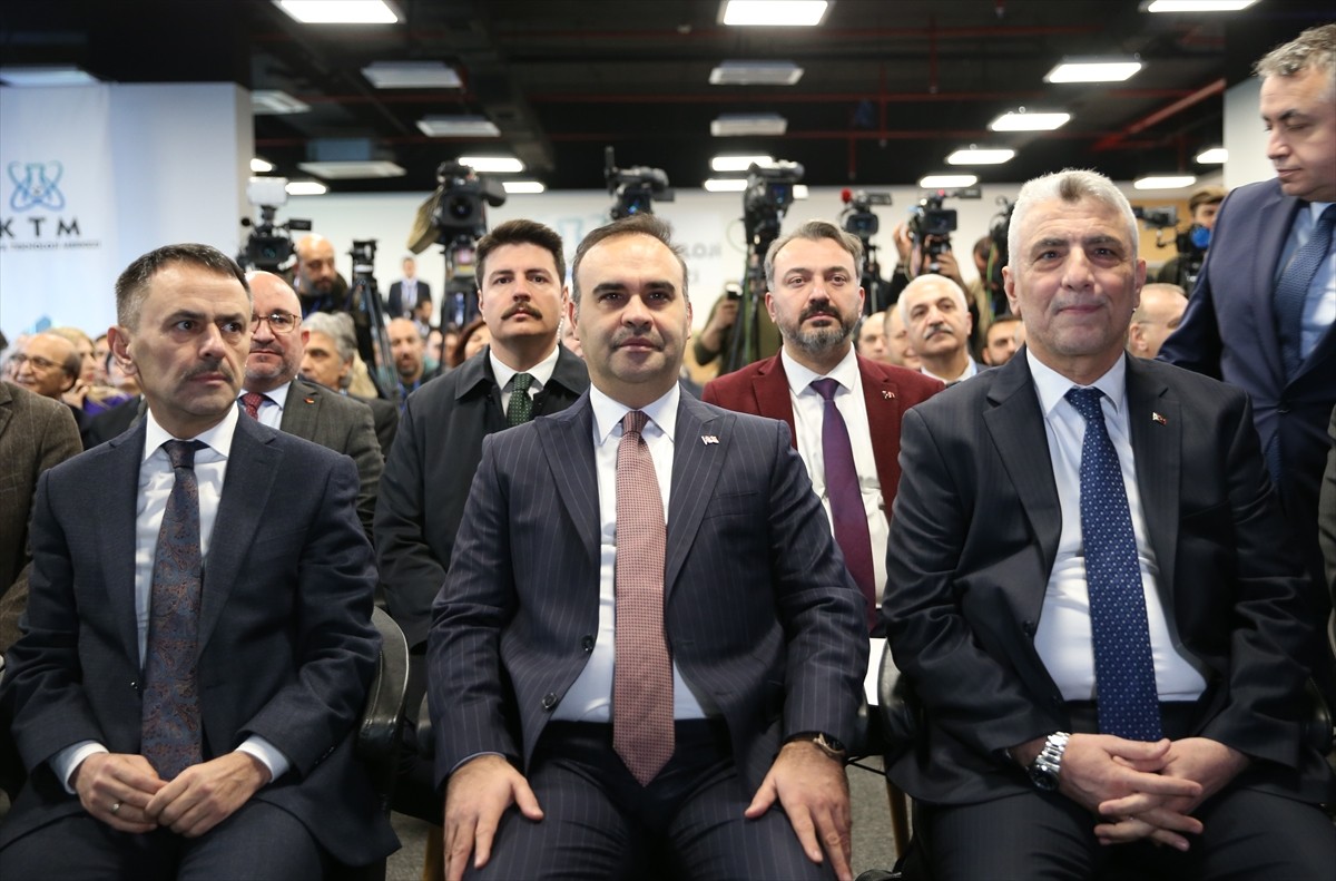 Sanayi ve Teknoloji Bakanı Mehmet Fatih Kacır (ortada) ve Ticaret Bakanı Ömer Bolat (sağda)...