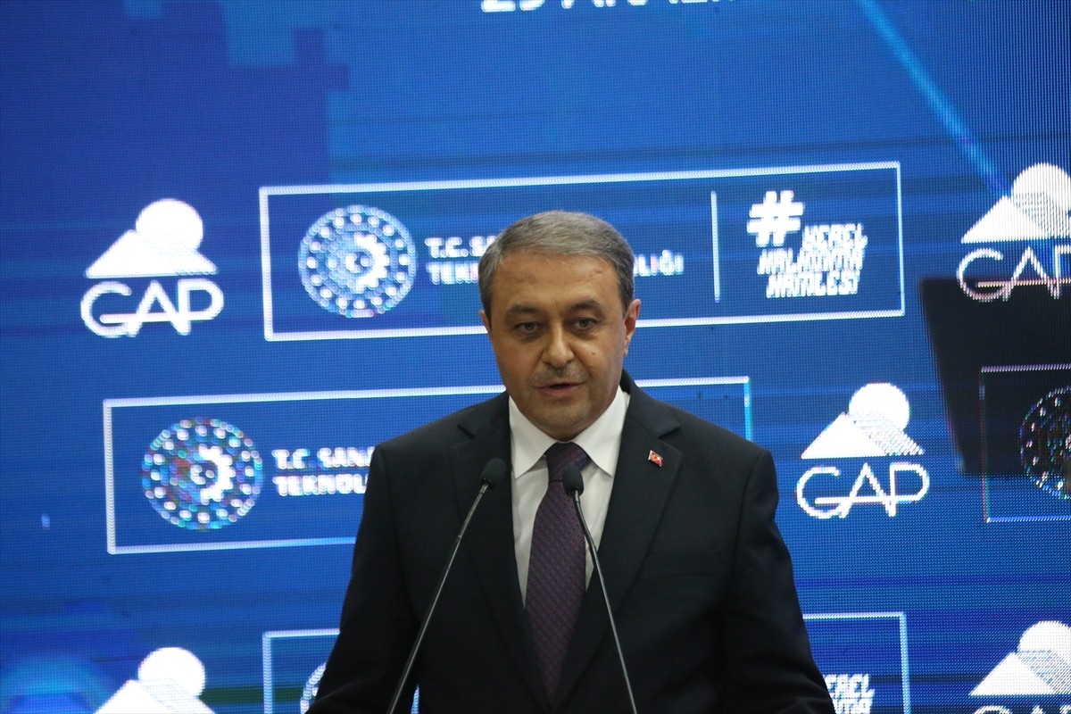 Şanlıurfa'da Sanayi ve Teknoloji Bakanlığı ev sahipliğinde düzenlenen Güneydoğu Anadolu Projesi...