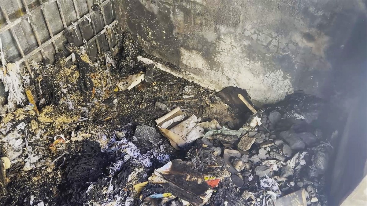 Şanlıurfa'nın Siverek ilçesinde bir binanın merdiven boşluğunda çıkan yangında dumandan etkilenen...