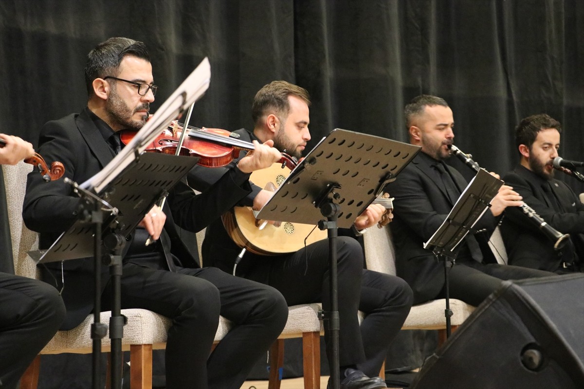 Şanlıurfa Devlet Türk Halk Müziği ve Sıra Gecesi Topluluğu, Kilis'te konser verdi.