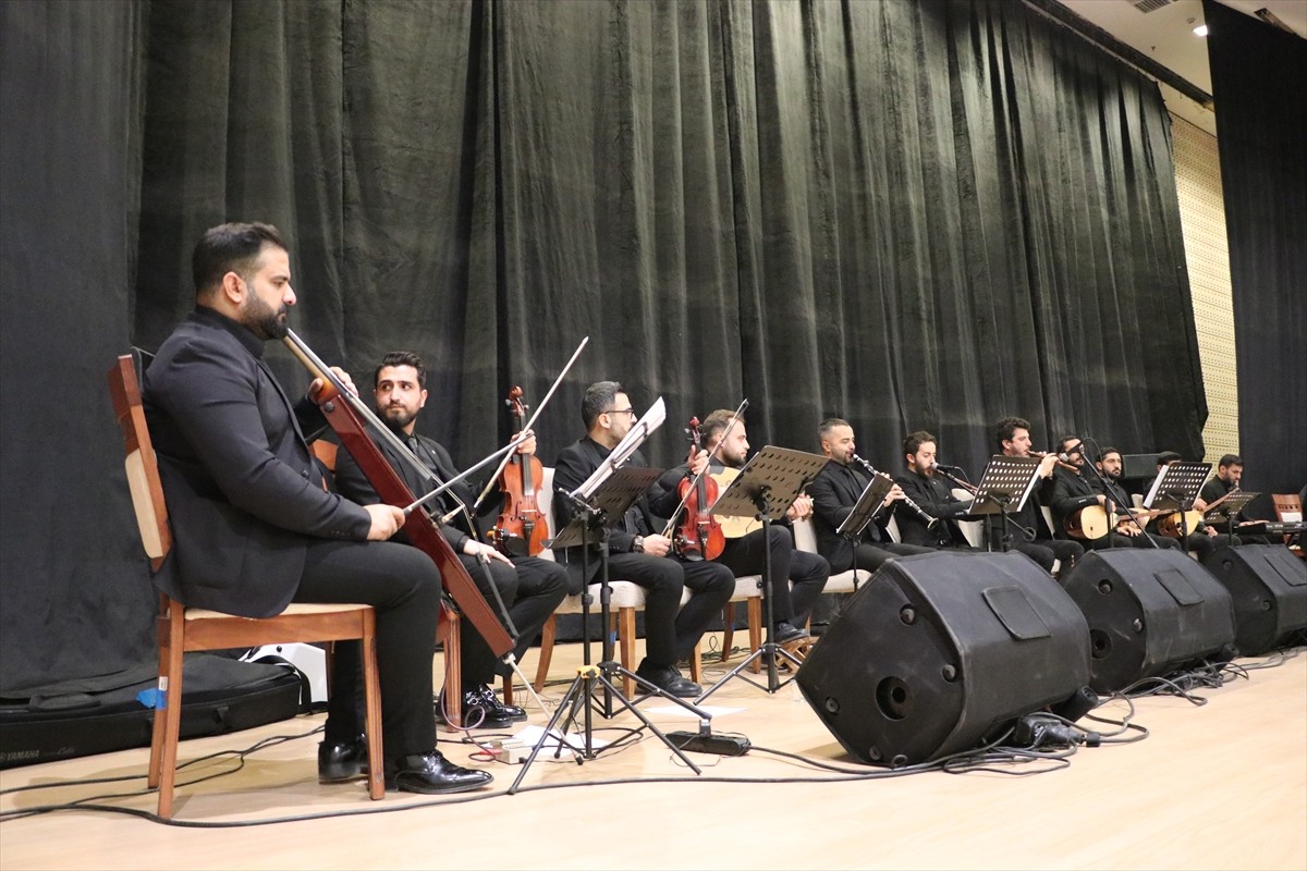 Şanlıurfa Devlet Türk Halk Müziği ve Sıra Gecesi Topluluğu, Kilis'te konser verdi.