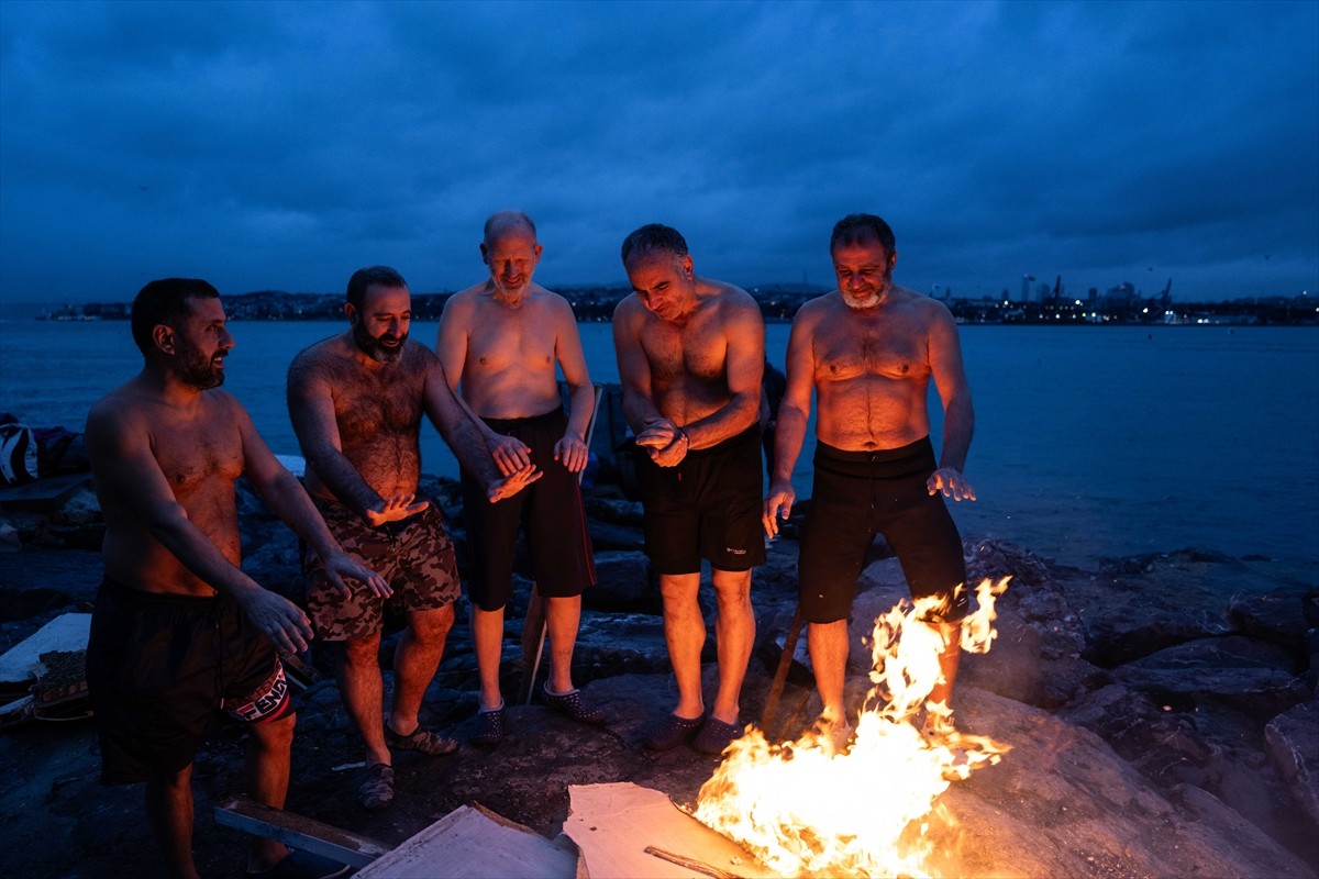 Sarayburnu'nda, yaklaşık 20 yıldır yaz kış demeden denize giren "Sarayburnu Fatihleri", senenin...